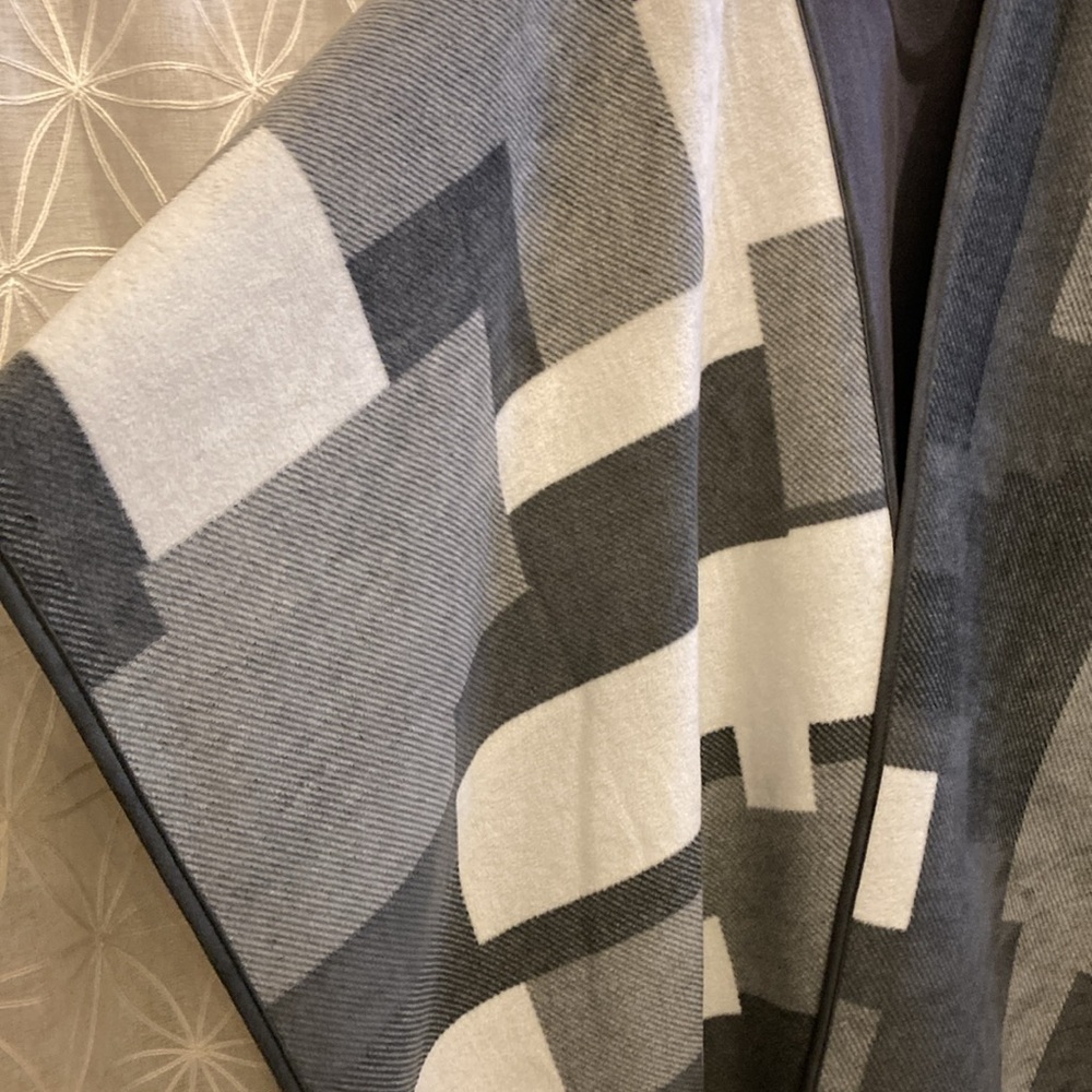 Woolrich Poncho Blanket - Picture 3 of 7